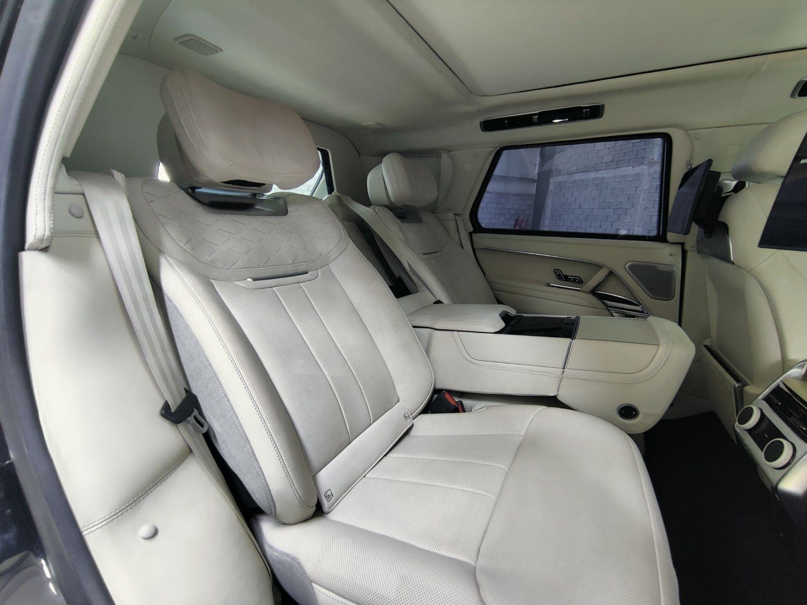 Range Rover SV 4.4L - Black blindé - vue arrière, profil latéral, côté droit, sièges passagers