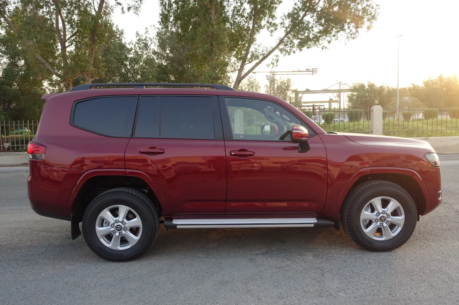 Toyota Land Cruiser 300 GXR حمراء مصفحة من الجانب الأيمن الكامل