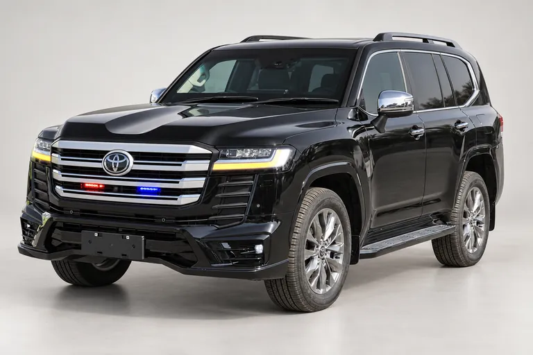 2025 Toyota Land Cruiser 300 VXR, vue extérieure complète orientée vers la gauche en studio