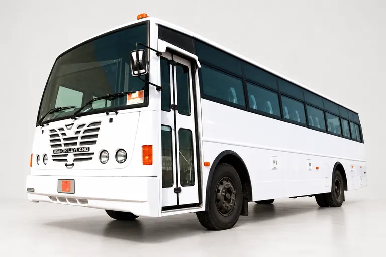 Ashok Leyland Falcon, vue extérieure complète orientée vers la gauche en studio