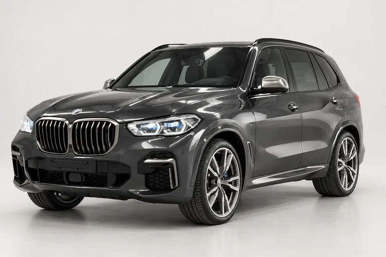 BMW x5 M50I, vue extérieure complète orientée vers la gauche en studio