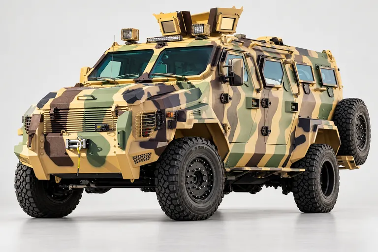 Ford F550 APC Camo, vue extérieure complète orientée vers la gauche en studio