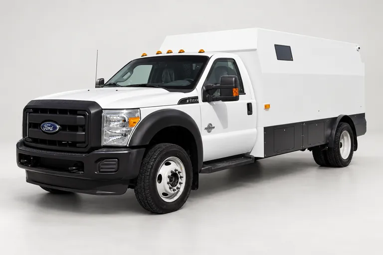 Ford F550, vue extérieure complète orientée vers la gauche en studio