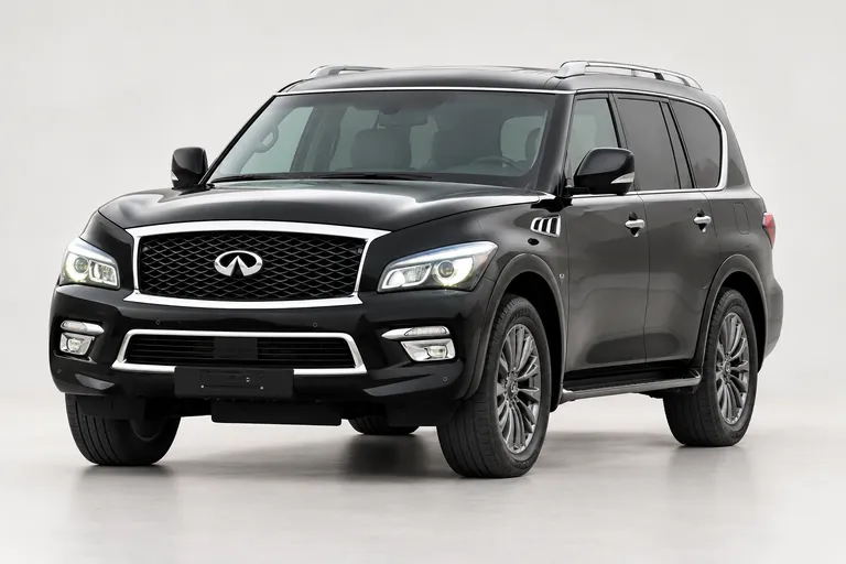 Infiniti QX80, vue extérieure complète orientée vers la gauche en studio