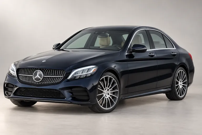 Mercedes-Benz C300 Black, vue extérieure complète orientée vers la gauche en studio