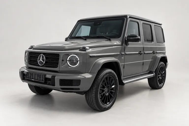 Mercedes-Benz G500 Grey, vue extérieure complète orientée vers la gauche en studio