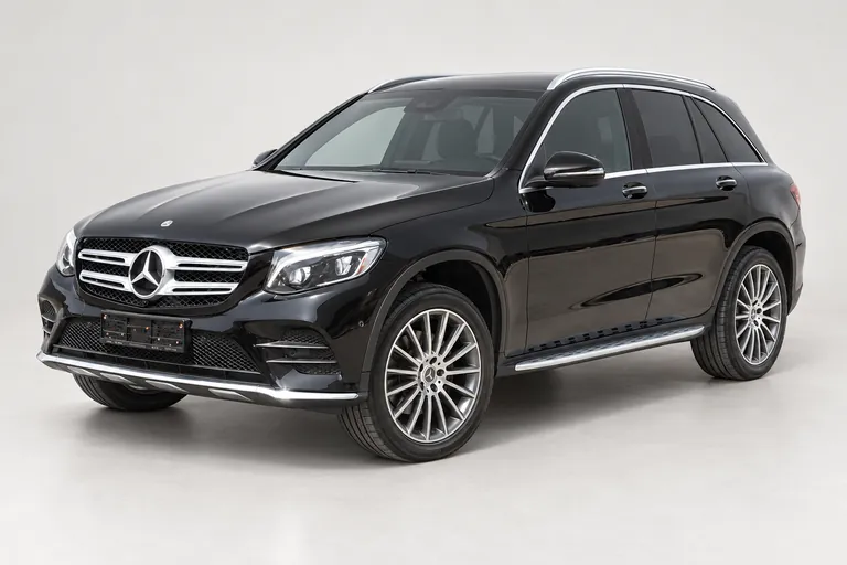 Mercedes-Benz GLC 250 Black, vue extérieure complète orientée vers la gauche en studio