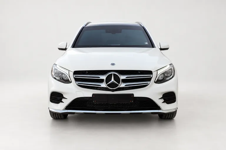 Mercedes-Benz GLC 250 White, vue extérieure complète de face en studio
