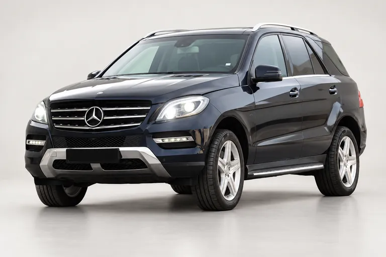 Mercedes-Benz ML 400 Blue, vue extérieure complète orientée vers la gauche en studio