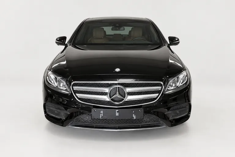 Mercedes-Benz sedan, vue extérieure complète de face en studio