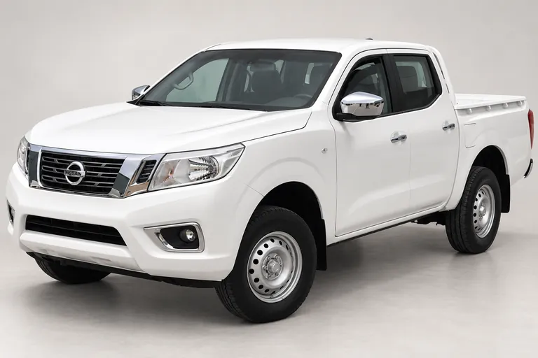 Nissan Navara, vue extérieure complète orientée vers la gauche en studio