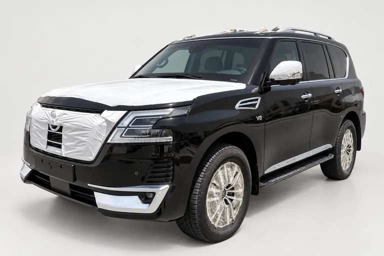 Nissan Patrol, vue extérieure complète orientée vers la gauche en studio