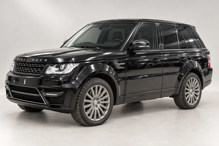 Range Rover Sport, vue extérieure complète orientée vers la gauche en studio