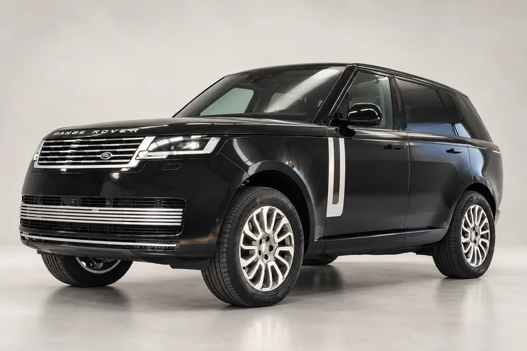 Range Rover SV Black, vue extérieure complète orientée vers la gauche en studio