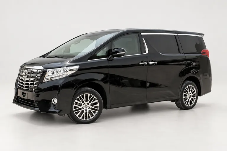 Toyota Alphard, vue extérieure complète orientée vers la gauche en studio
