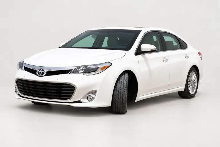 Toyota Avalon, vue extérieure complète orientée vers la gauche en studio