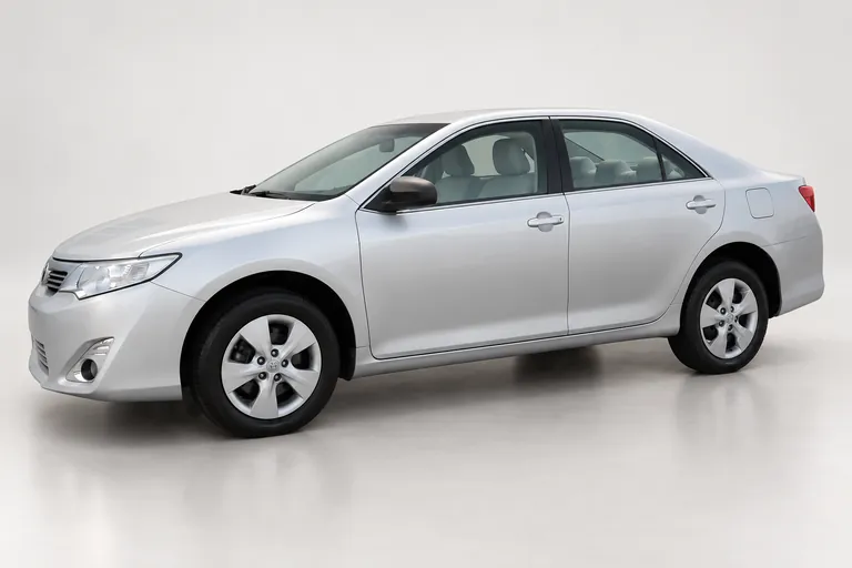 Toyota Camry, vue extérieure complète orientée vers la gauche en studio