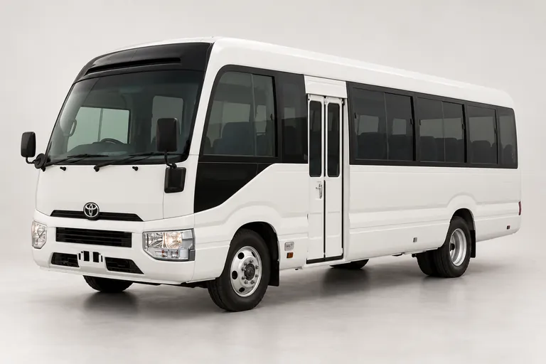 Toyota Coaster Bus, vue extérieure complète orientée vers la gauche en studio