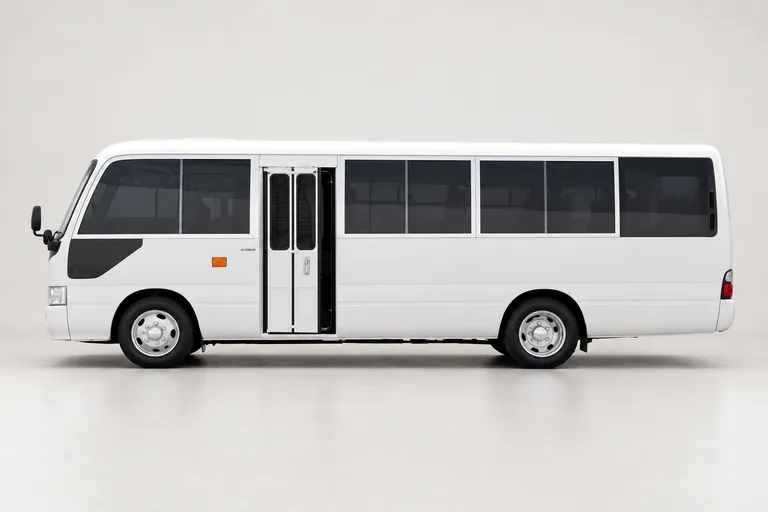 Toyota Coaster, vue extérieure complète orientée vers la gauche en studio