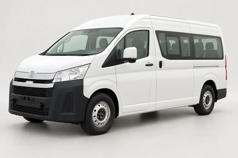 Toyota HiAce White, vue extérieure complète orientée vers la gauche en studio