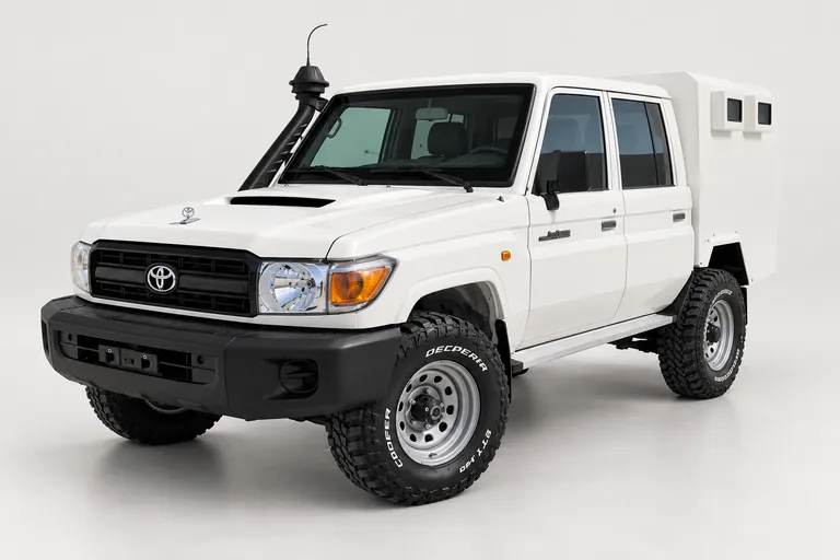 Toyota Land Cruiser 79 Escort, vue extérieure complète orientée vers la gauche en studio