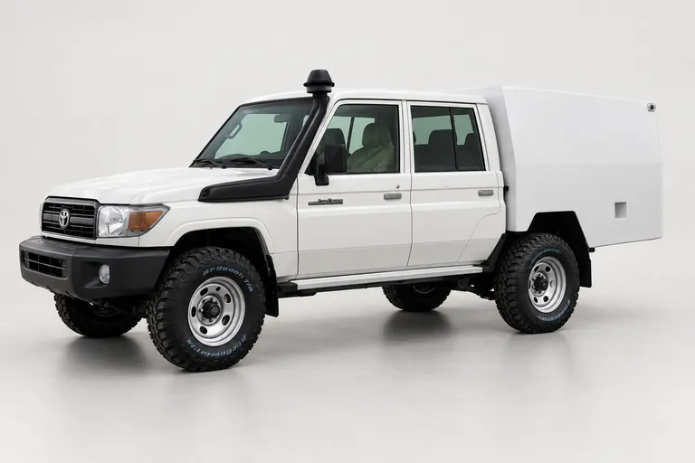 Toyota Land Cruiser, vue extérieure complète orientée vers la gauche en studio