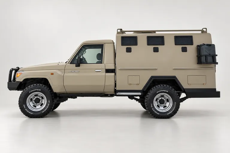 Toyota Troop Carrier LC79, vue extérieure complète orientée vers la gauche en studio