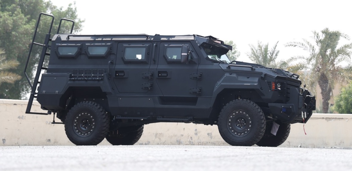 2025 APC Merkava Sagiv 79 4x4 AT BR6 blindé - vue arrière, vitrage balistique, détail du blindage, roue et pneumatique