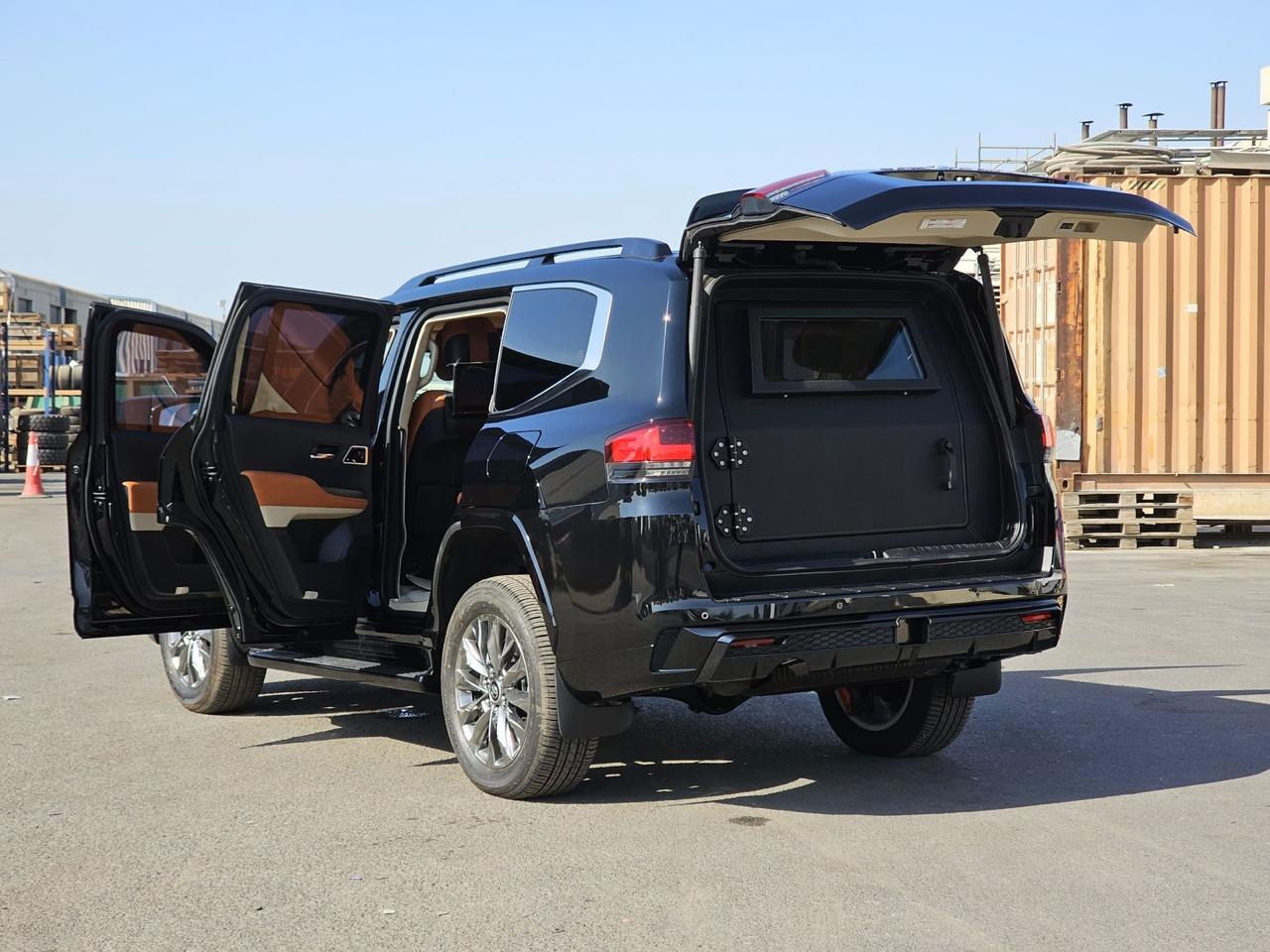 Toyota Land Cruiser 300 VXR 2025 مصفحة مع منطقة شحن خلفية ولوح أمني