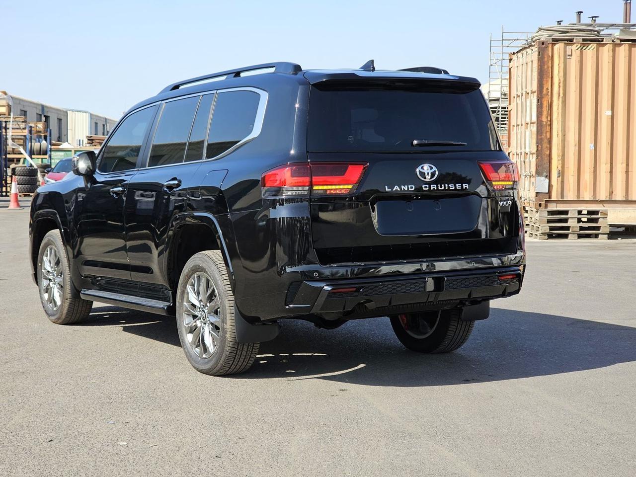 Toyota Land Cruiser 300 VXR 2025 مصفحة من الخلف بزاوية ثلاثية