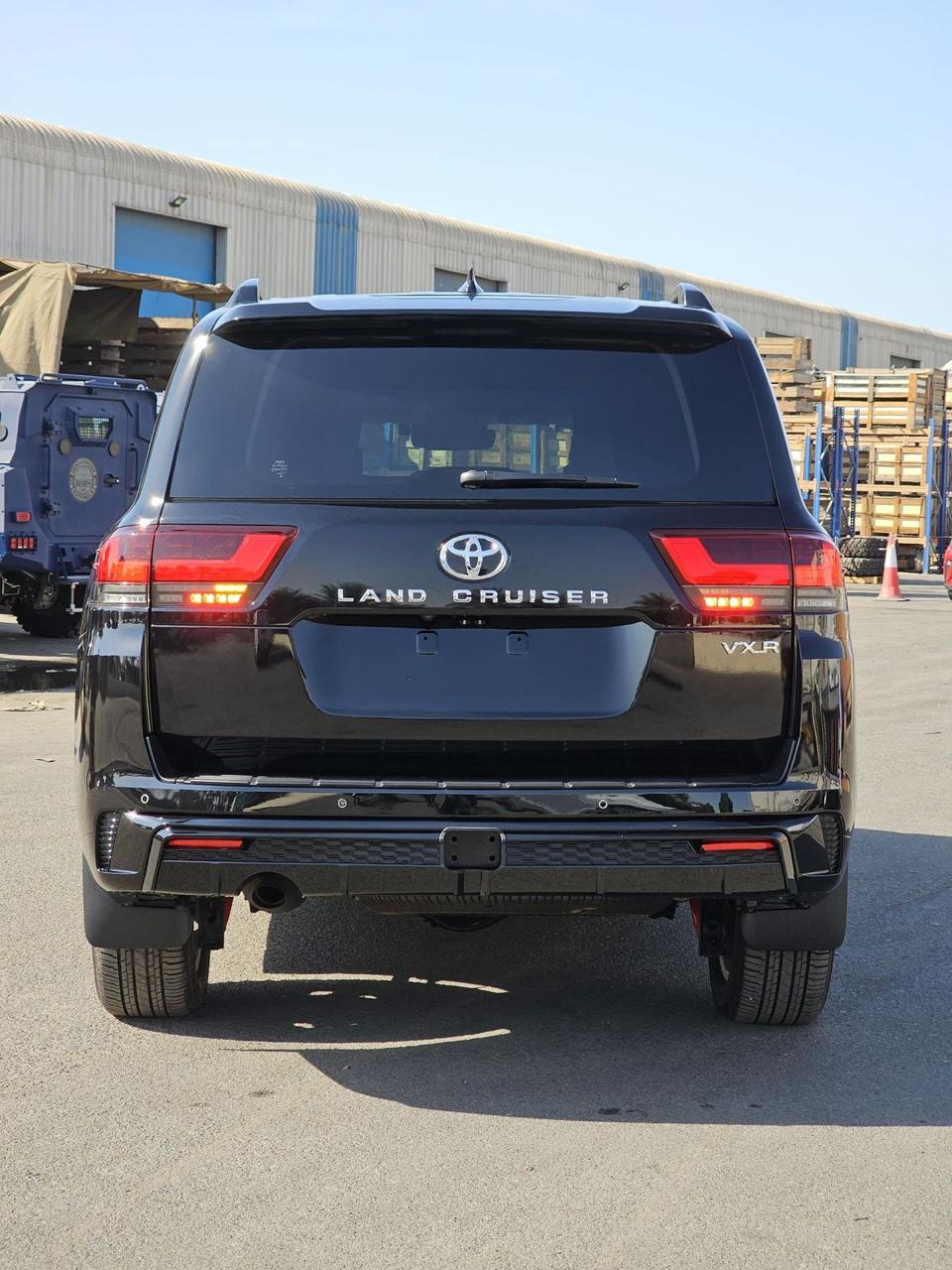 Toyota Land Cruiser 300 VXR 2025 مصفحة بمنظر خلفي مع شارة VXR