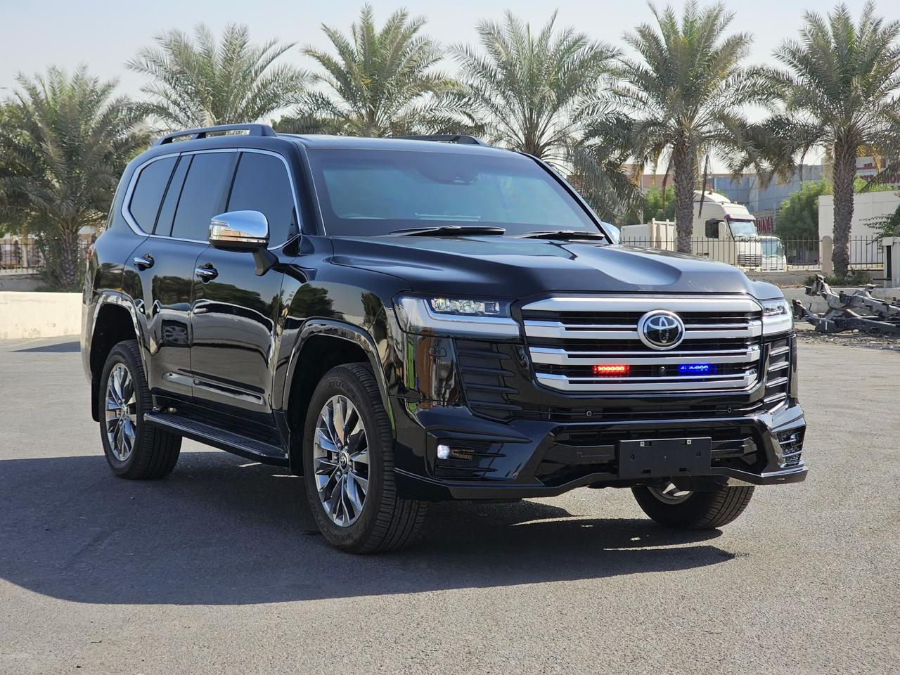 Toyota Land Cruiser 300 VXR 2025 مصفحة سوداء مع إضاءة طوارئ أمامية