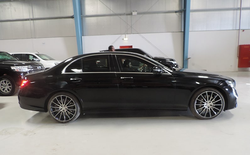 Mercedes-Benz سيدان مصفحة من الجانب الخارجي