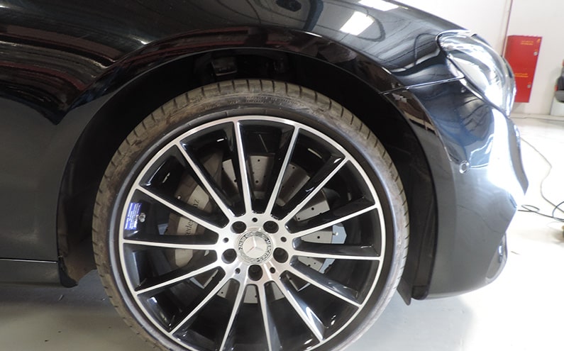 Mercedes-Benz سيدان مصفحة من الخلف بزاوية