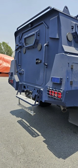 APC Merkava Blue مصفحة من الخلف بزاوية يسار