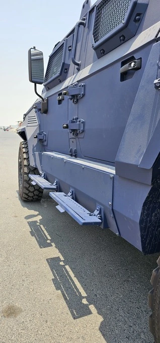 APC Merkava Blue مصفحة من الجانب الأيمن بزاوية