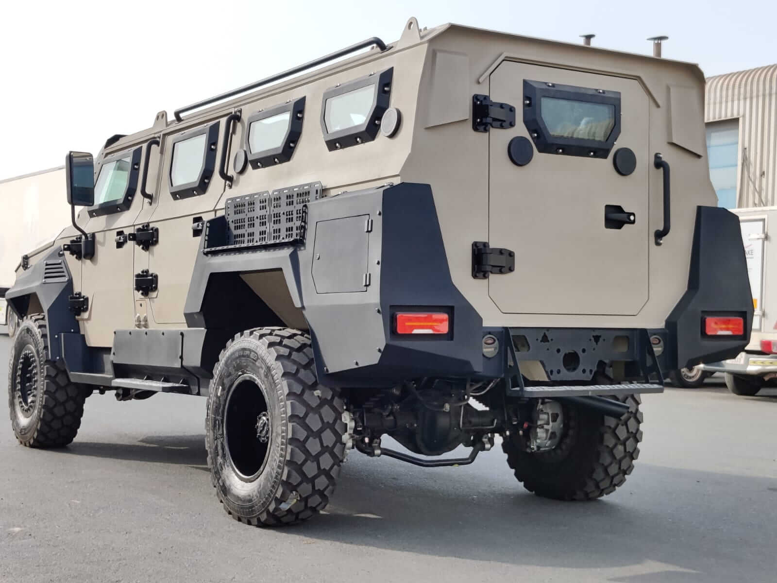 Taran II 4x4 APC - 79 blindé - vue arrière, côté gauche, angle trois-quarts