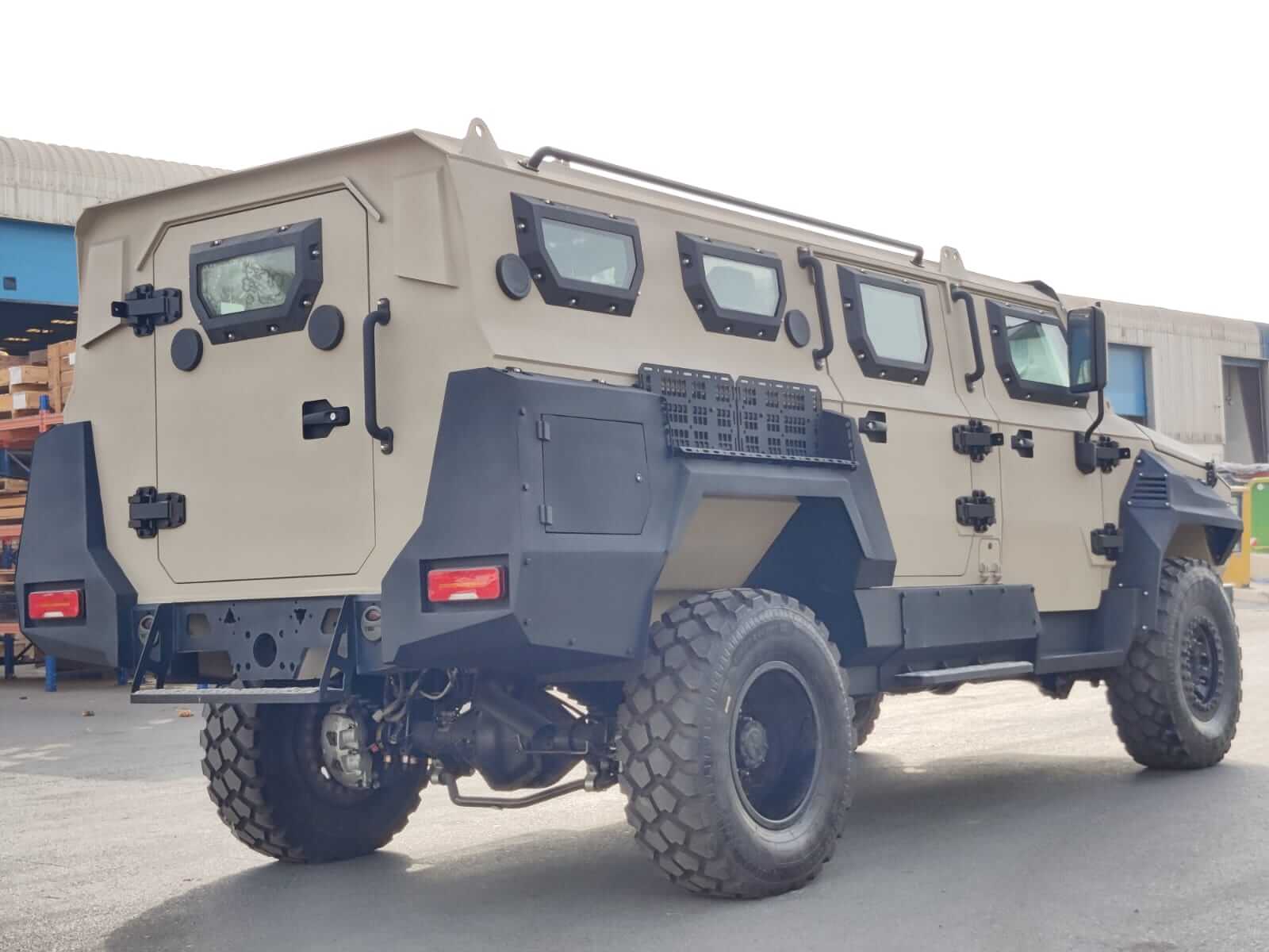 Taran II 4x4 APC - 79 blindé - vue arrière, côté droit, angle trois-quarts