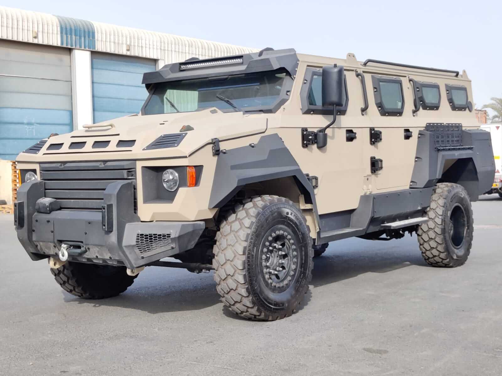 APC Mono-Q 4x4 مصفحة من الأمام بزاوية يسار