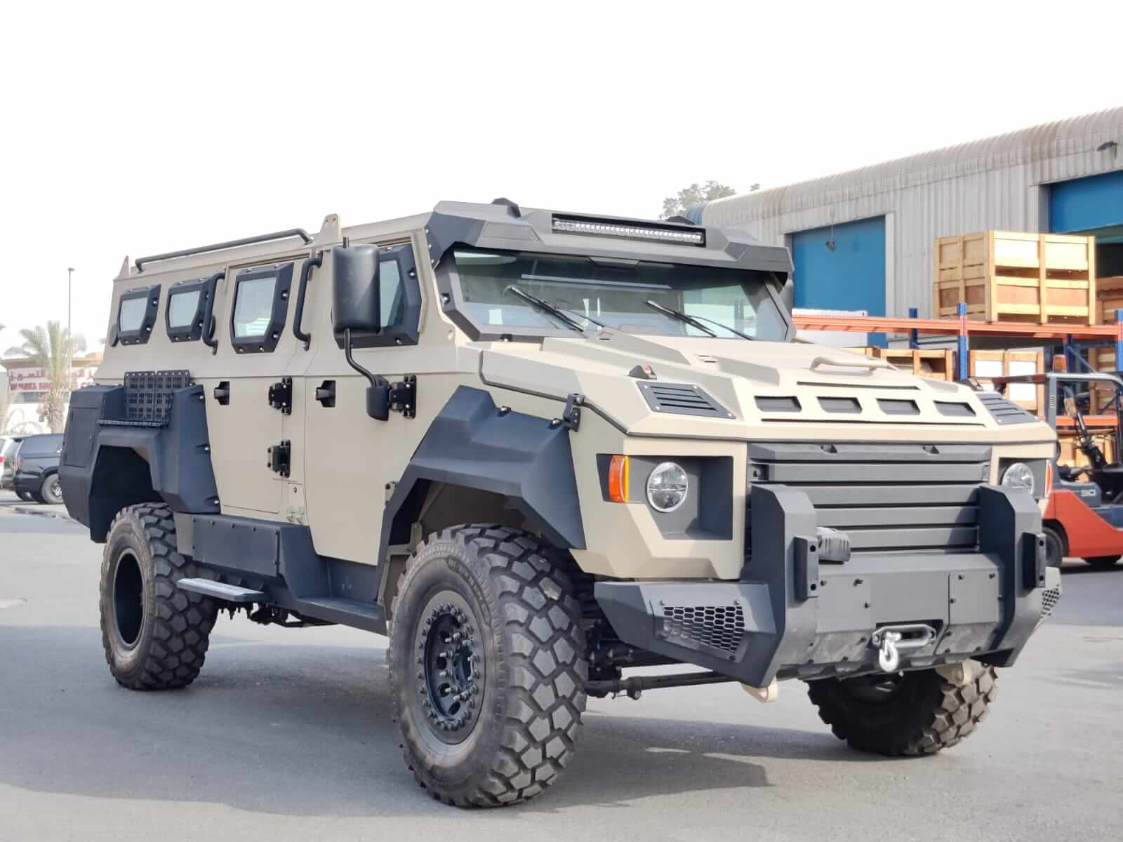 APC Mono-Q 4x4 مصفحة من الأمام بزاوية يمين