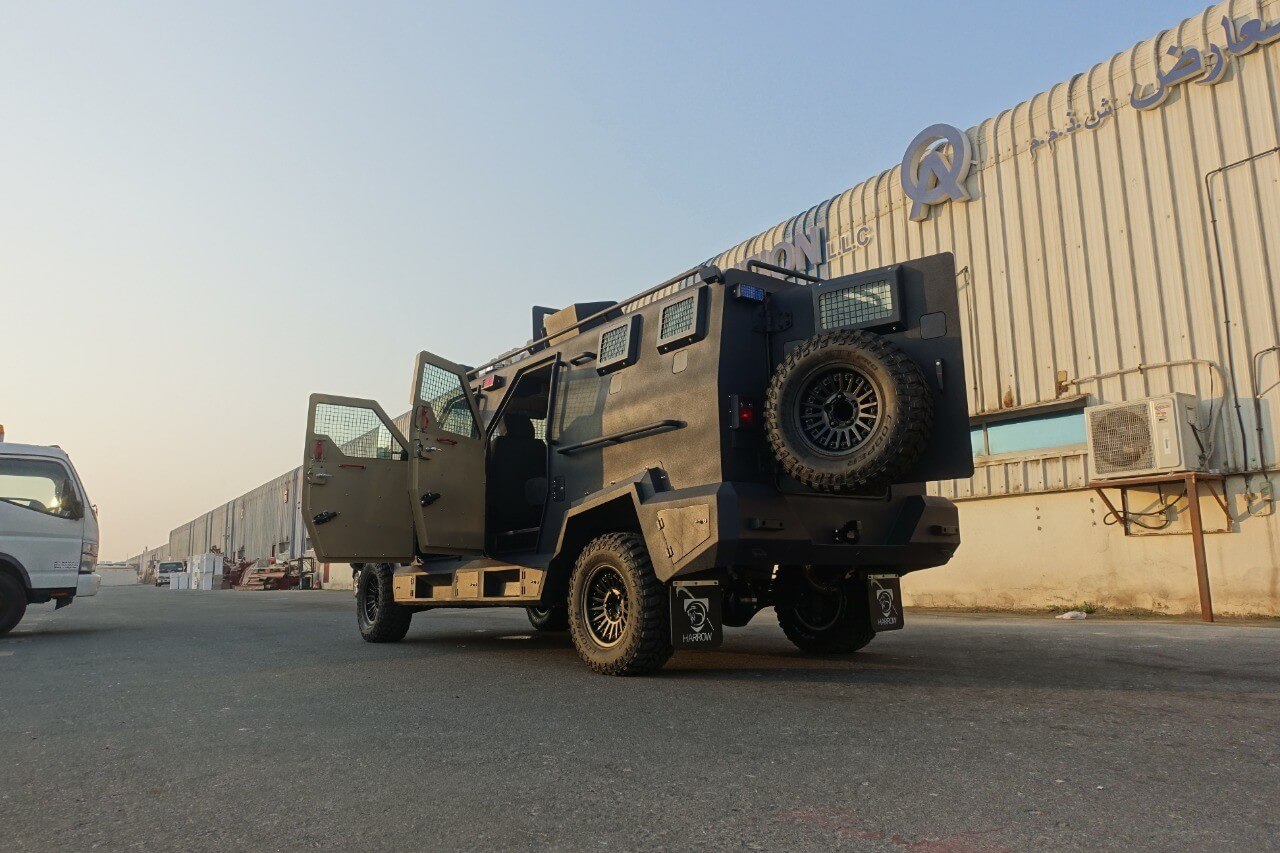 APC Shark مصفحة من الخلف واليسار مع الأبواب مفتوحة