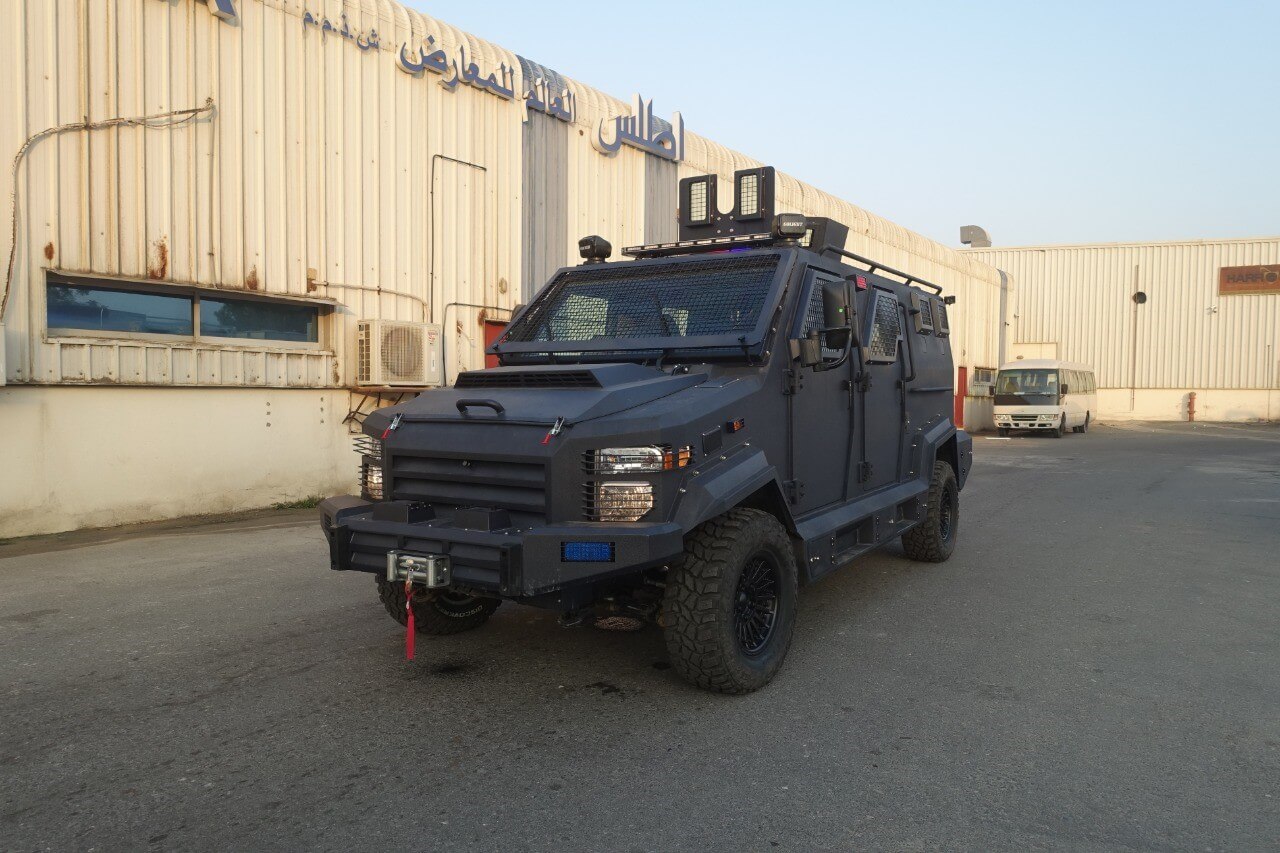APC Shark مصفحة من الأمام بزاوية جانبية