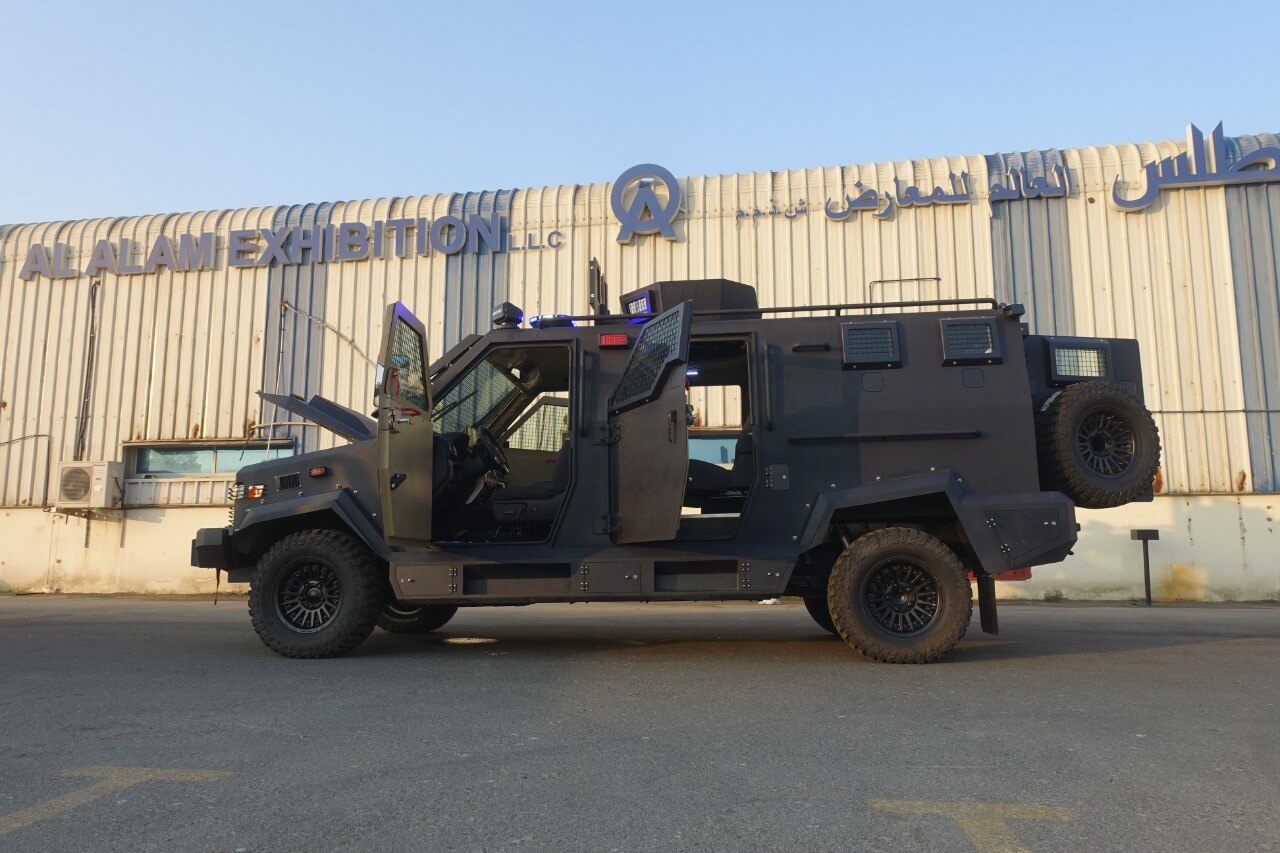 APC Shark blindé - profil latéral, côté gauche, porte ouverte