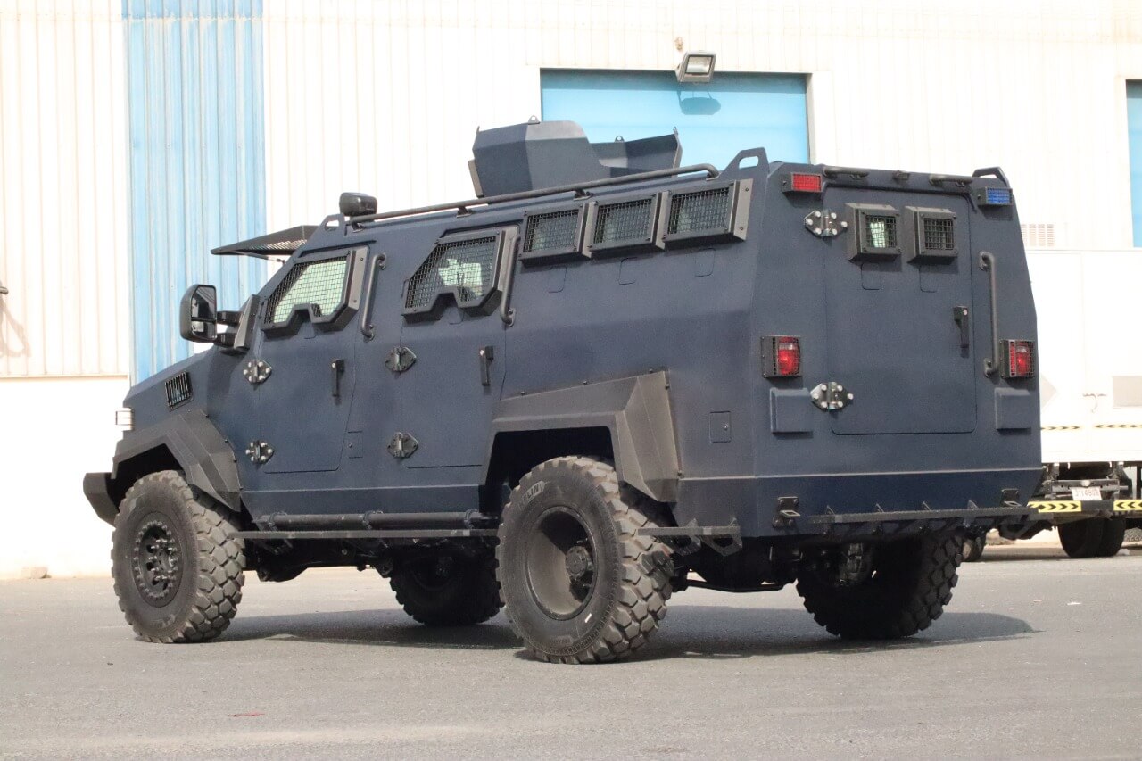 Ford F550 - APC Camo blindé - vue arrière, profil latéral, côté gauche