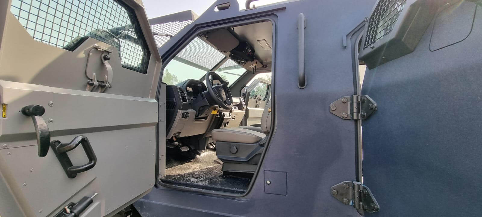 Ford F550 - APC Camo blindé - poste conducteur, porte ouverte