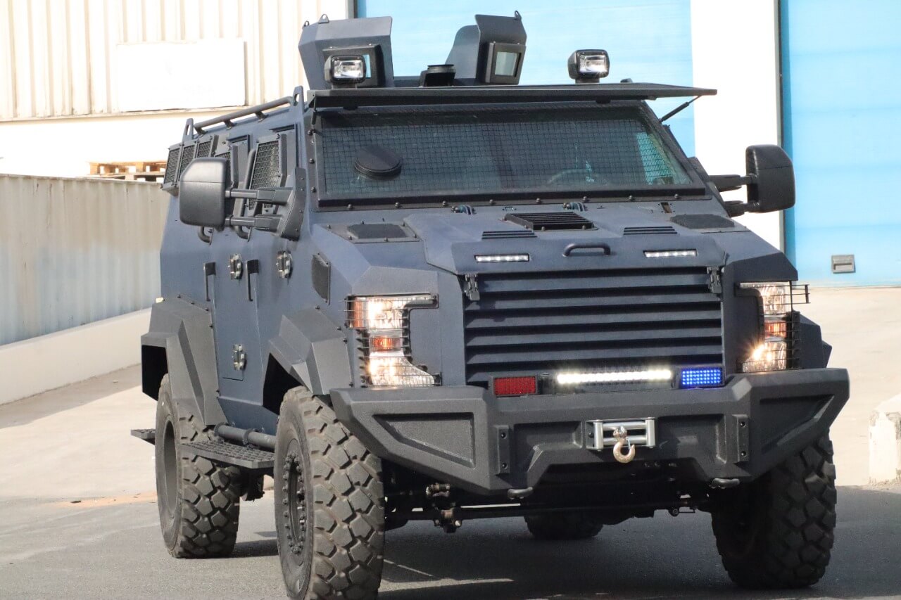 Ford F550 - APC Camo blindé - vue avant, éclairage extérieur