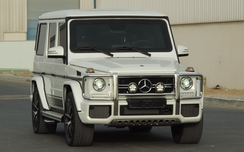 Mercedes-Benz AMG G63 بيضاء مصفحة بمنظر أمامي