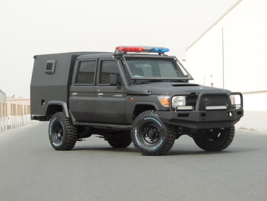 Toyota Land Cruiser 79 CIT Vault dans la catégorie Espèces Blindées en Transit - vue avant, vue intérieure, configuration tactique