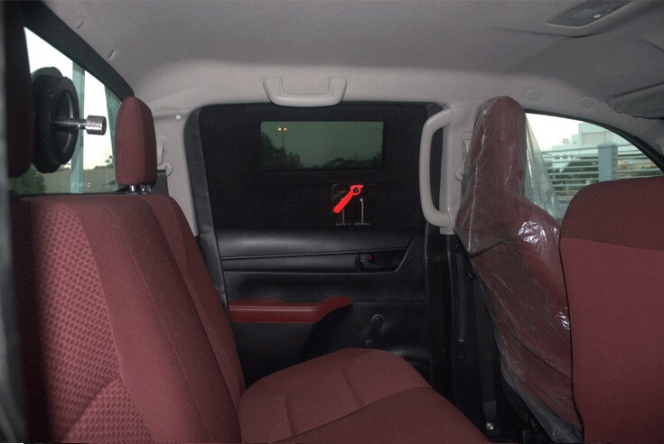 Toyota Hilux pour le Transport des Troupes blindé - vue arrière, sièges passagers, détail du blindage