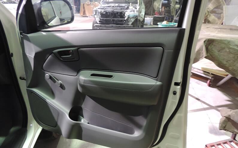 Toyota Land Cruiser blindé - porte ouverte, détail du blindage